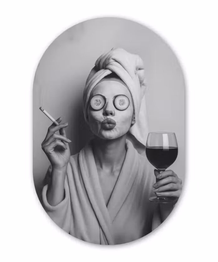 Alu-Dibond-Bild Oval - Frau - Maske - Wein - Zigarette