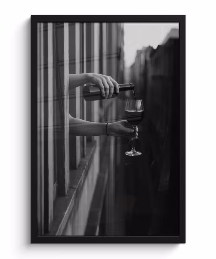 Bilder mit Rahmen - Weinflasche - Glas - Hände - Fenster