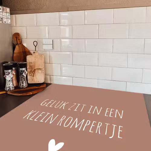 Spreuken - Geluk zit in een klein rompertje - Quotes Inductie beschermer vinyl 3mm middel -sfeer3