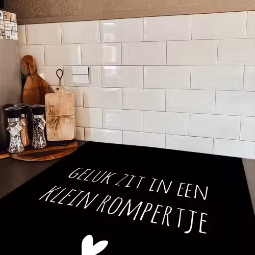 Spreuken - Quotes - Geluk zit in een klein rompertje Inductie beschermer vinyl 3mm middel -sfeer3