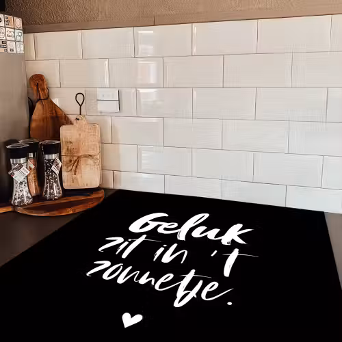 Tekst - Geluk zit in 't zonnetje - Quotes - Zomer - Zon Inductie beschermer vinyl 3mm middel -sfeer3