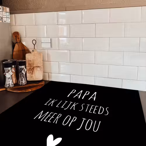 Quotes - Papa ik lijk steeds meer op jou - Stef Bos - Papa - Spreuken Inductie beschermer vinyl 3mm middel -sfeer3