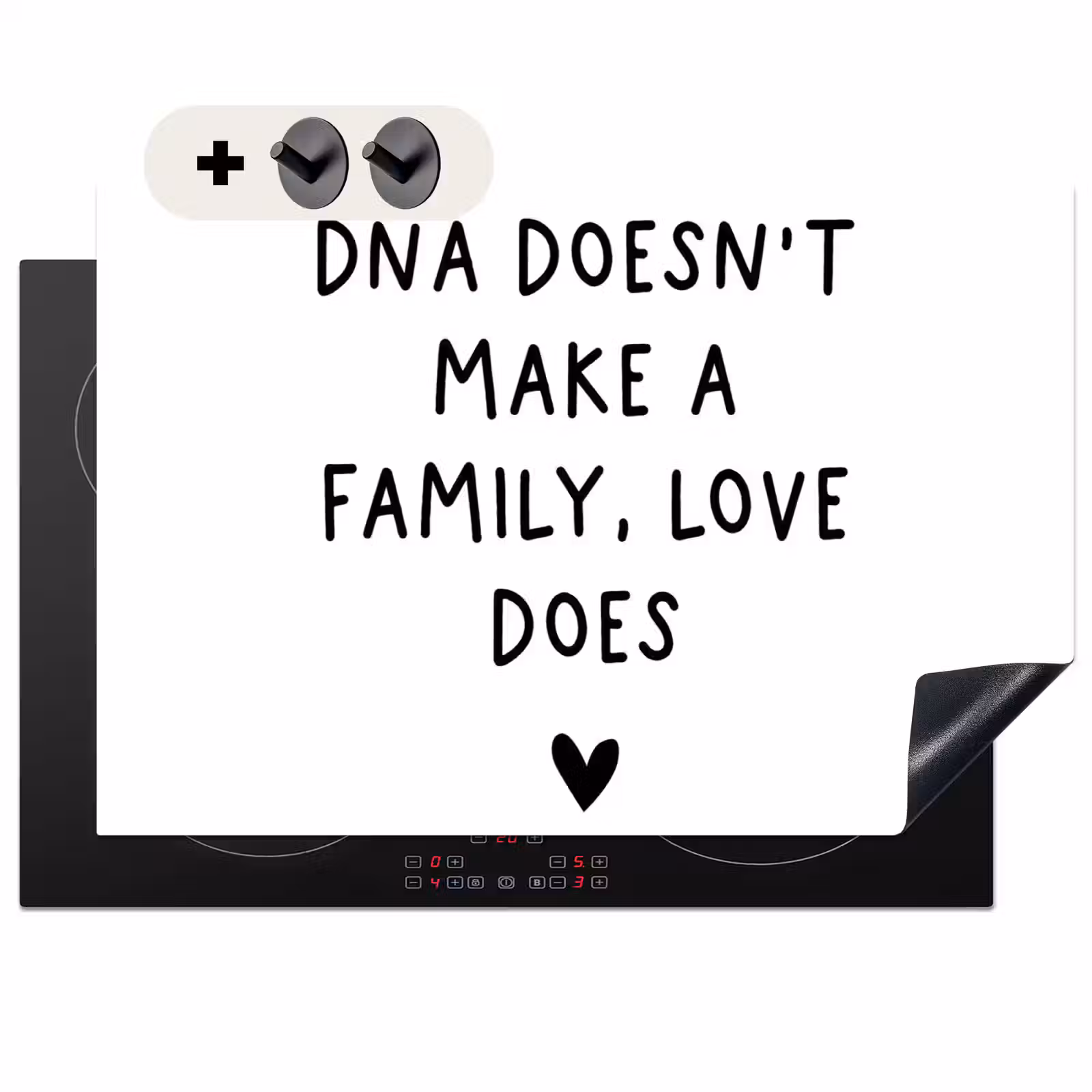 2-in-1 Herdabdeckplatte & Spritzschutz - Englisches Zitat "DNA doesn't make a family, love does" mit einem Herz auf einem weißen Hintergrund - Engelse quote "DNA doesn't make a family, love does" met een hartje op een witte achtergrond Inductie beschemer met haakjes klein