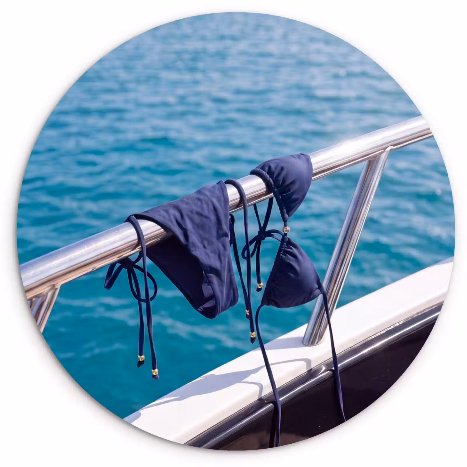 Glasbild Rund - Bikini – Geländer – Meer – Sommer – Blau - Bikini - Reling - Zee - Zomer - Blauw Wandcirkel plexiglas klein