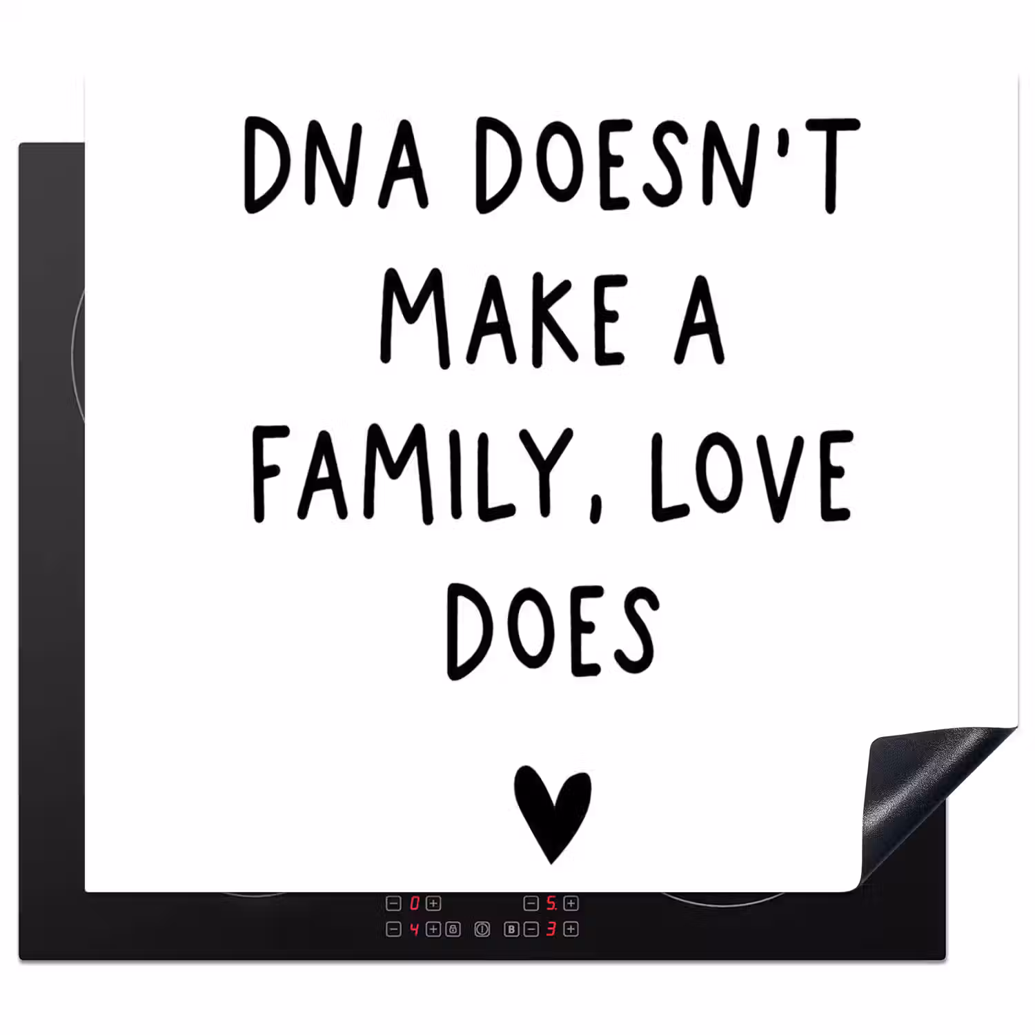 Engelse quote "DNA doesn't make a family, love does" met een hartje op een witte achtergrond Inductie beschermer vinyl 3mm middel -3d