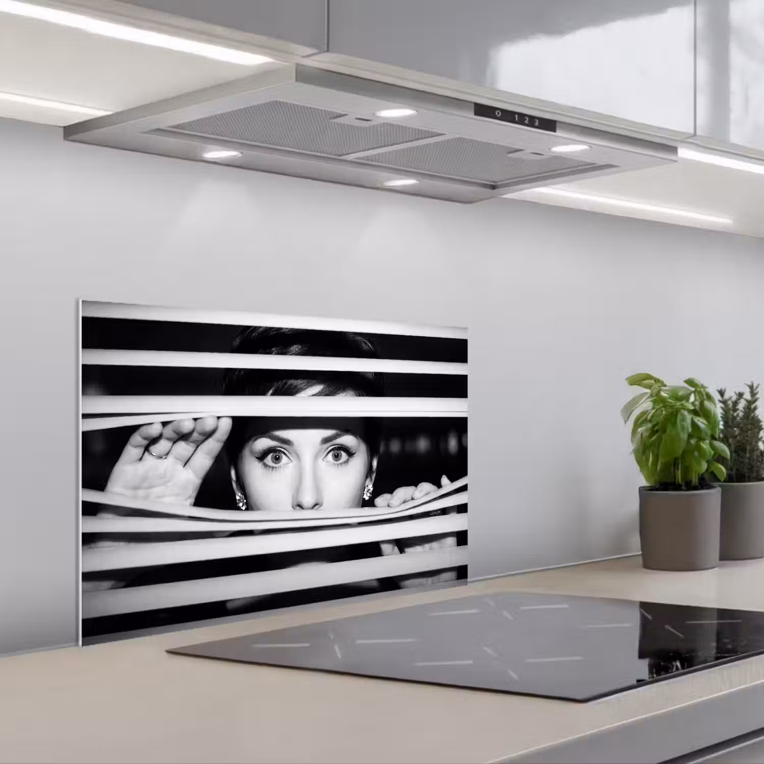 Vrouw - Jaloezieën - Portret - Zwart-wit keuken achterwand spatscherm klein -3d_schuin