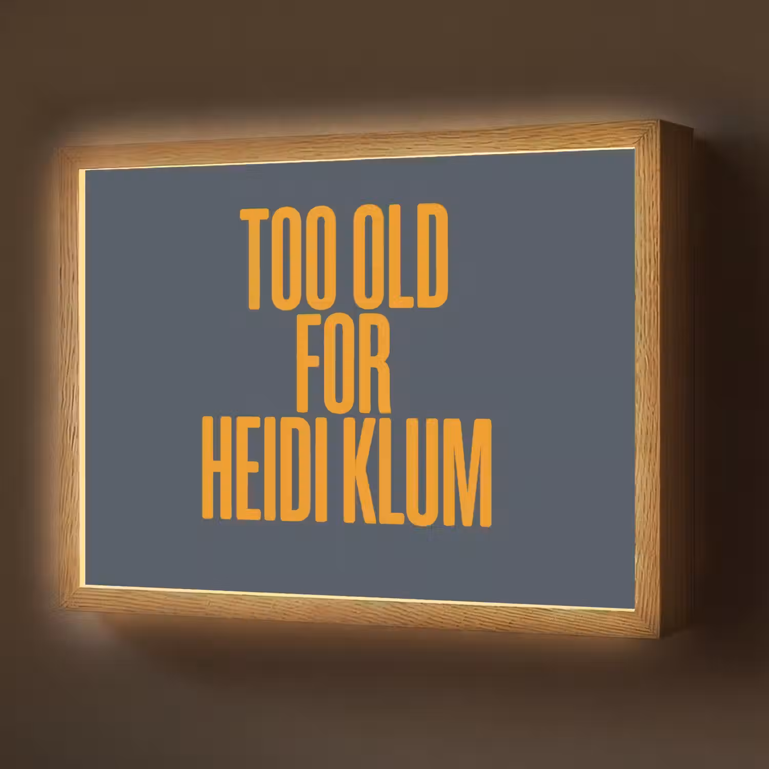 Too old for heidi klum - Geel - Blauw Light Box met batterij (Wandlamp) middel -z3d_website