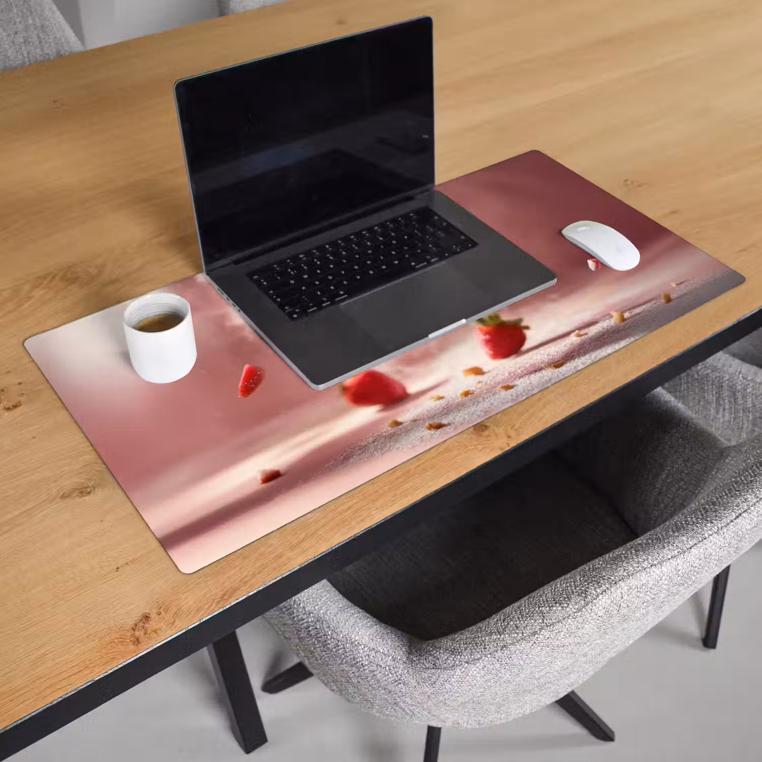 Aardbei - Taart- Eten - Roze Muismat XXL klein -sfeer1