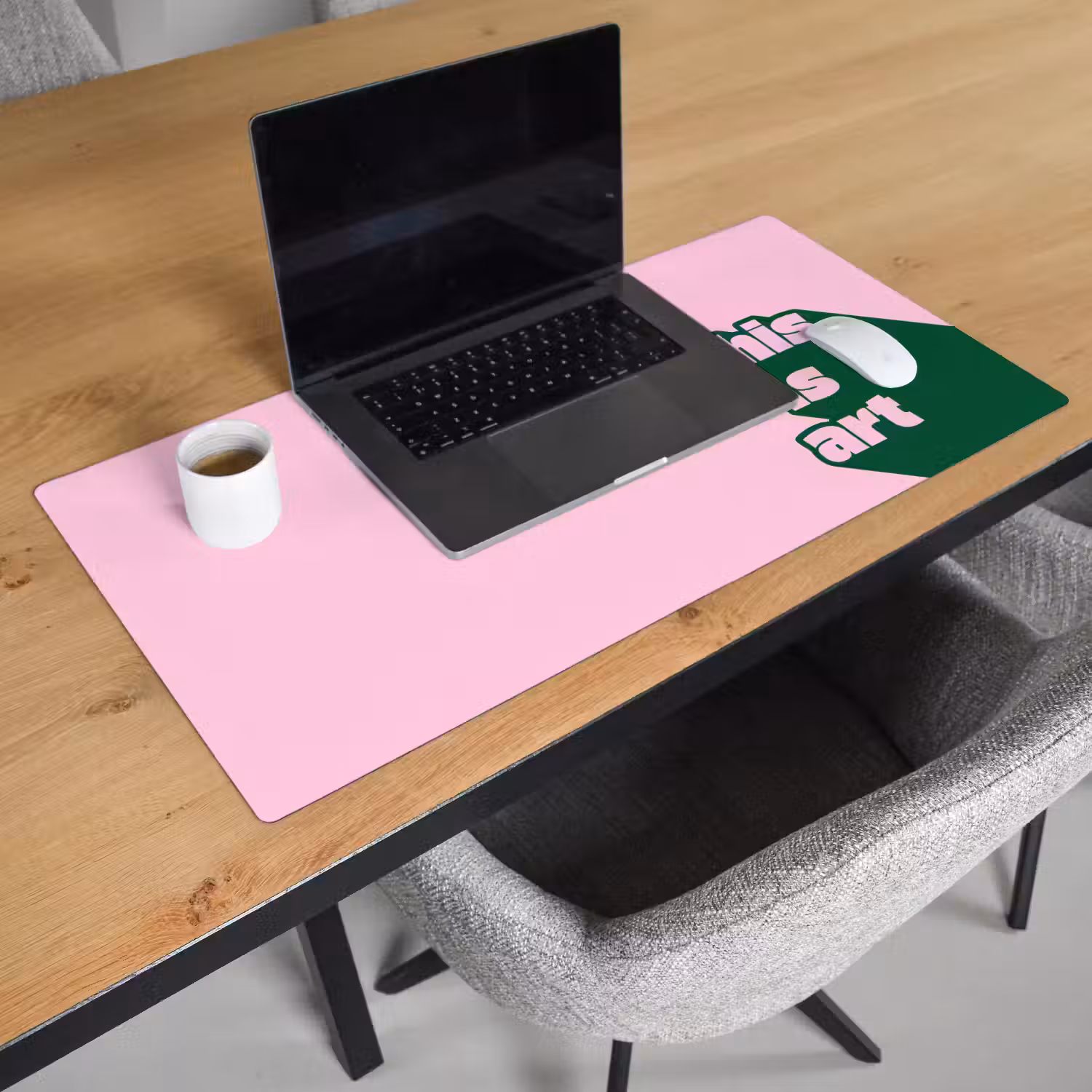 Groen - Teskt - This is art - Roze Muismat XXL klein -sfeer1