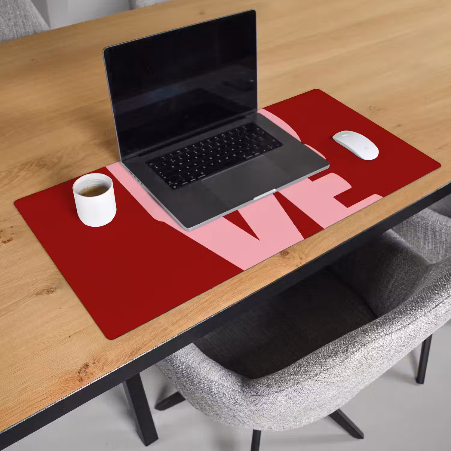 Love - Rood - Blokletters Muismat XXL klein -sfeer1