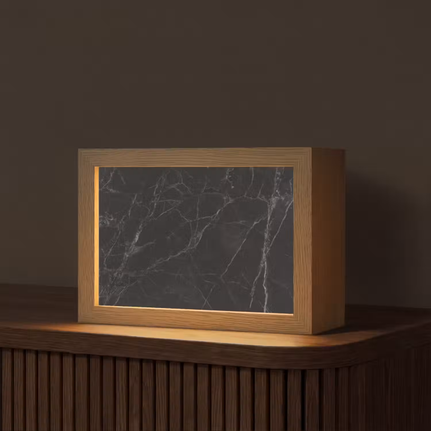 inductiebeschermer-hout-beton-2024-ferrari-7wtcmkijcczfu4gy4-3-light-box-met-kabel-tafellamp-klein-z3d-website.jpg