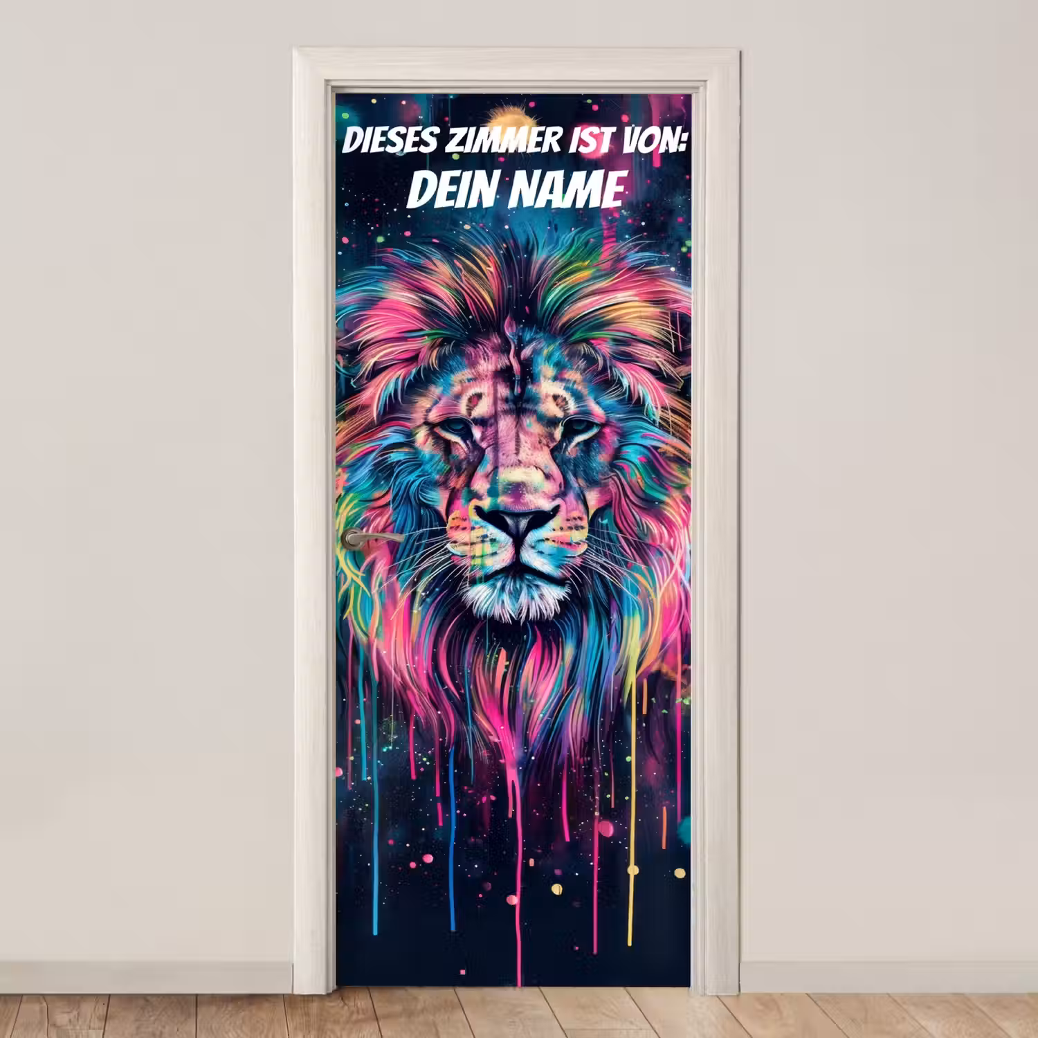 Bunter Löwe im Neon-/Graffiti-Stil mit personalisierbarem Namensfeld. deurposter klein -3d_beige