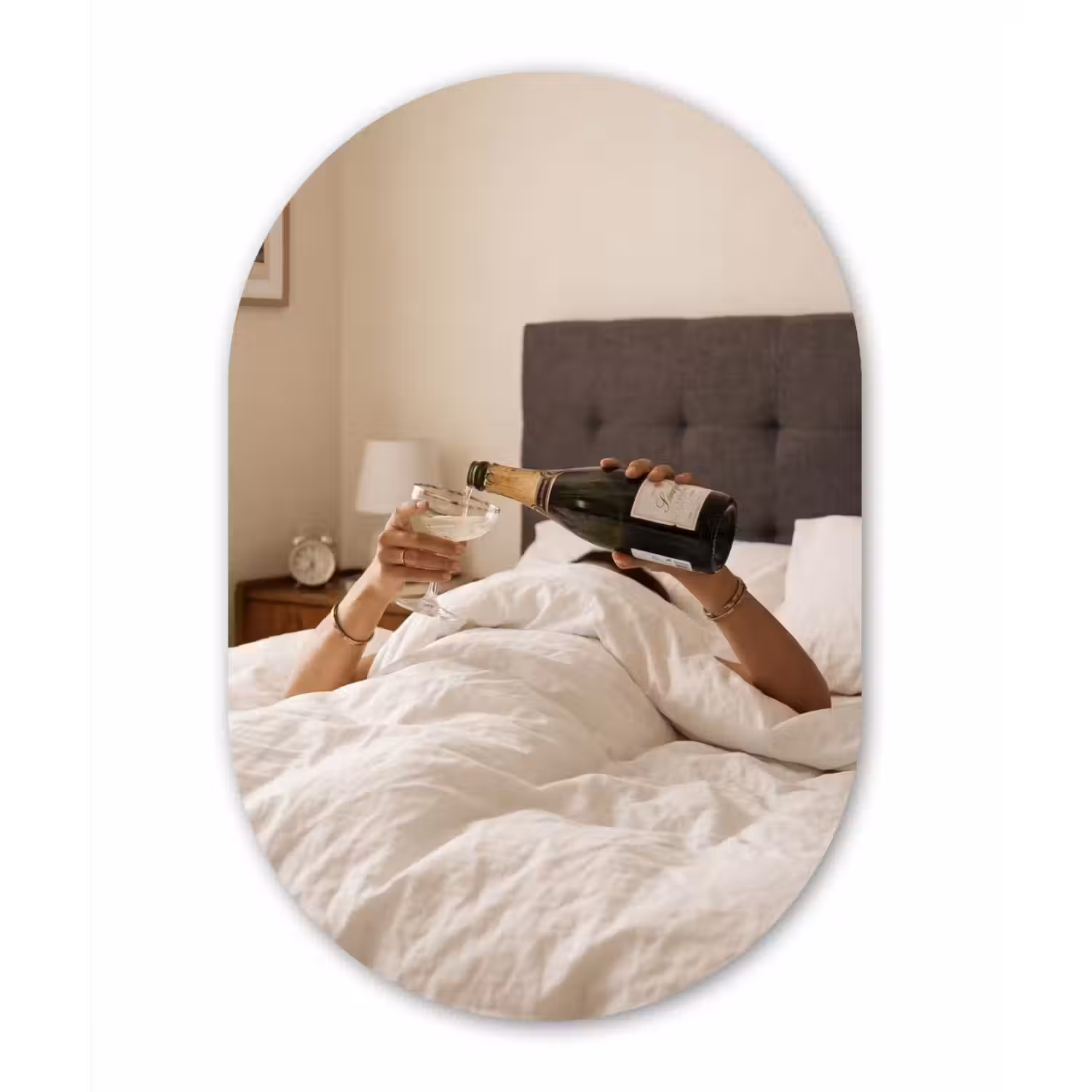Champagne - Bed - Bubbels Wandcirkel Ovaal Aluminium middel -3d