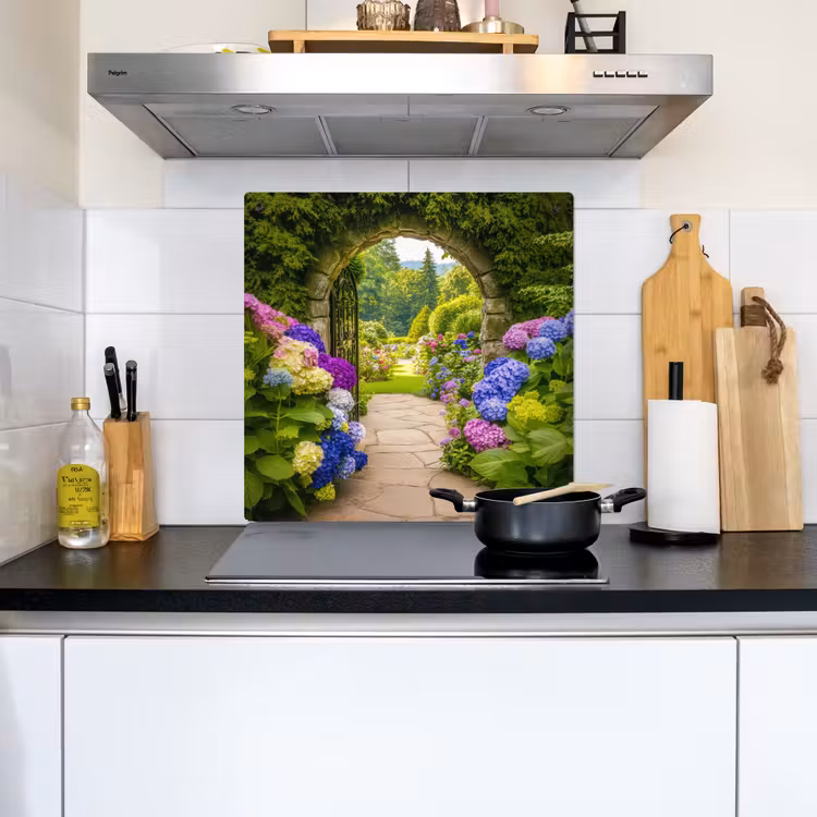 Doorkijk - Poort - Hortensia - Bloementuin Inductie beschemer met haakjes middel -sfeer2