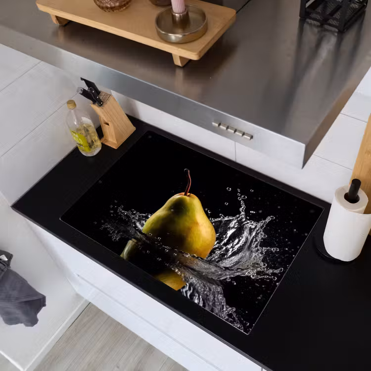 Peer - Fruit - Water - Zwart Inductie beschemer met haakjes klein -sfeer1