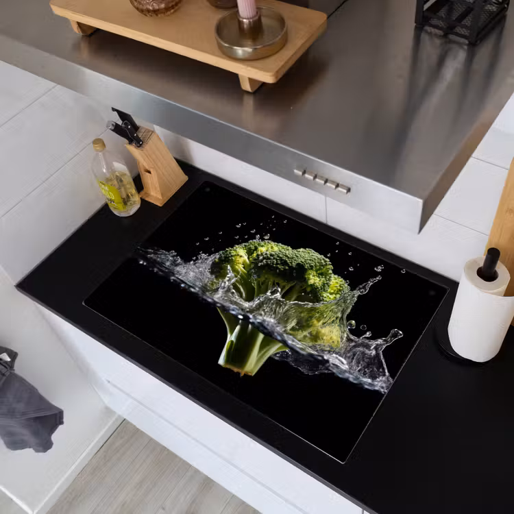 Broccoli - Groen - Water - Zwart Inductie beschemer met haakjes klein -sfeer1