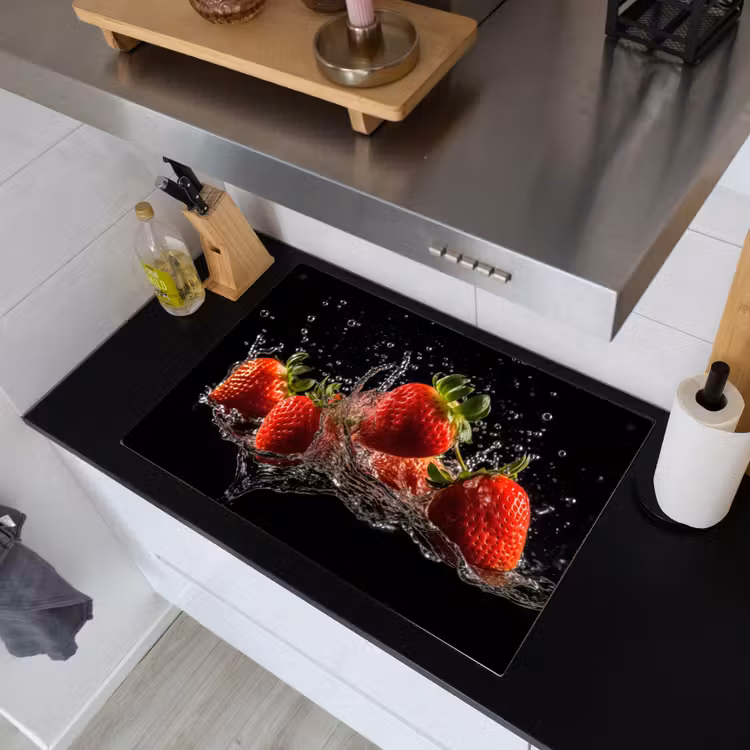 Aardbeien - Fruit - Rood - Water - Zwart Inductie beschemer met haakjes klein -sfeer1