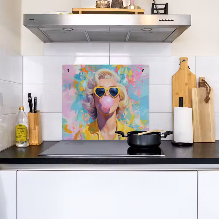 Vrouw - Blond - Roze kauwgom - Kleurrijk - Pastel Inductie beschemer met haakjes middel -sfeer2
