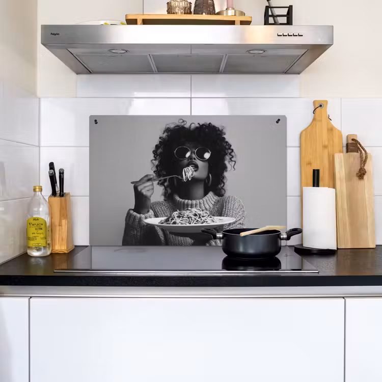 Vrouw - Pasta - Zwart - Wit Inductie beschemer met haakjes klein -sfeer2