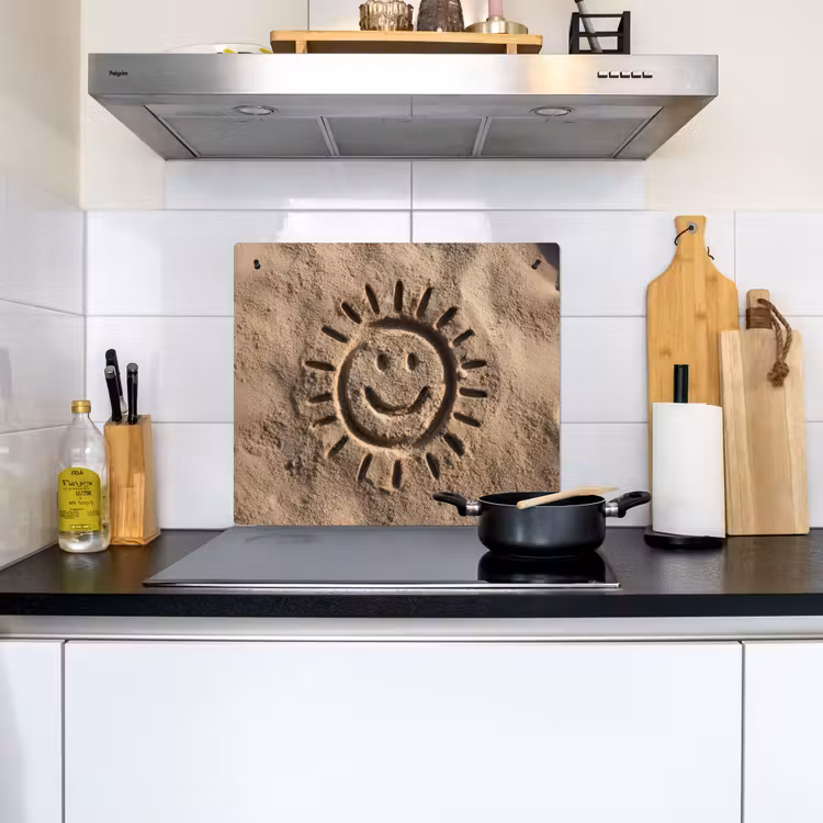 Gezichtje - Zon - Zand - Getekend Inductie beschemer met haakjes middel -sfeer2