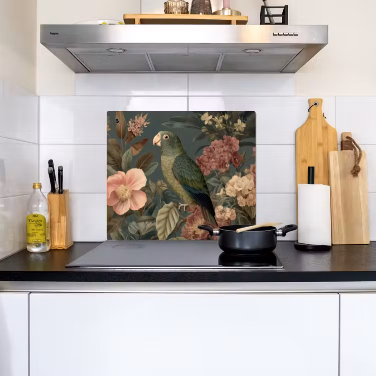 Groene papegaai - Kleurrijke bloemen - Donkere achtergrond Inductie beschemer met haakjes middel -sfeer2