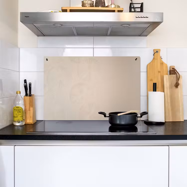 Japandi - Beige - Modern Inductie beschemer met haakjes klein -sfeer2
