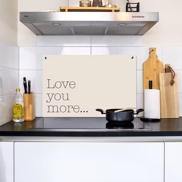 Minimalistisch - Love - Beige Inductie beschemer met haakjes klein -sfeer2