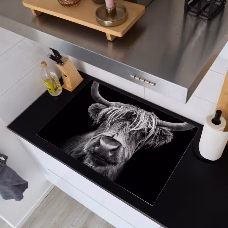 Schotse hooglander - Zwart - Wit Inductie beschemer met haakjes klein -sfeer1