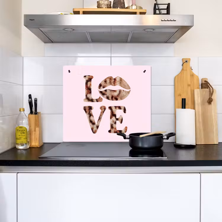 Tekst - Love - Pantervacht - Lichtroze Inductie beschemer met haakjes middel -sfeer2