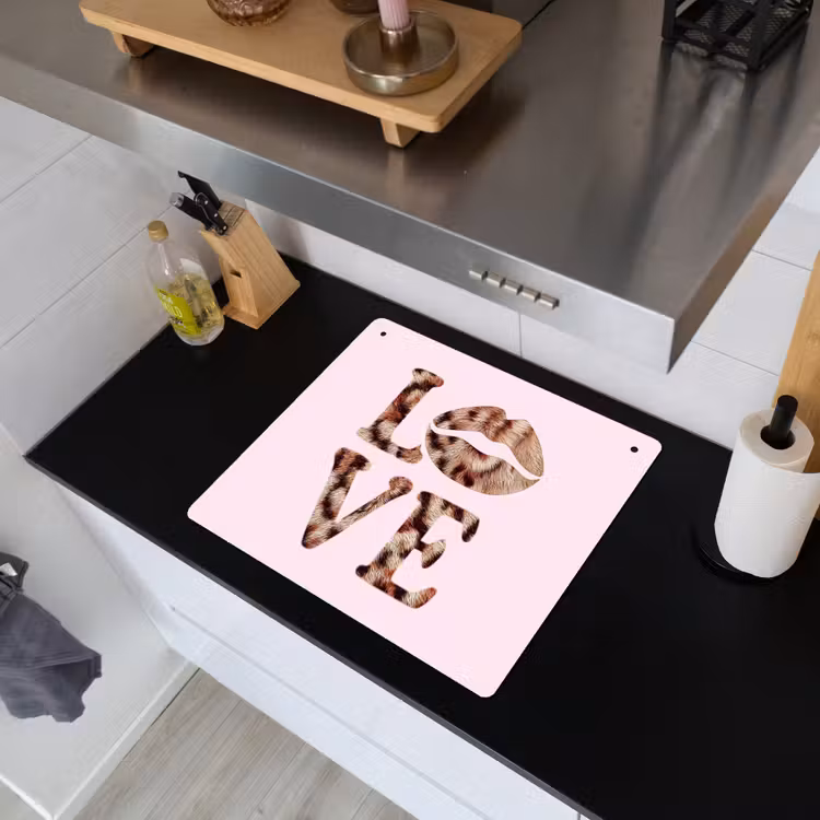 Tekst - Love - Pantervacht - Lichtroze Inductie beschemer met haakjes middel -sfeer1
