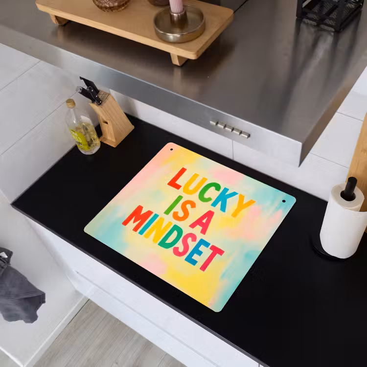 Quote - Lucky - Regenboogkleuren Inductie beschemer met haakjes middel -sfeer1