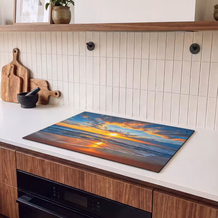 2-in-1 Herdabdeckplatte & Spritzschutz - Blendung der Wellen bei Sonnenuntergang - Schittering op de Golven bij Zonsondergang Inductie beschemer met haakjes klein