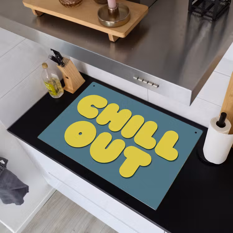 Chill out - Geel - Blauw Inductie beschemer met haakjes klein -sfeer1