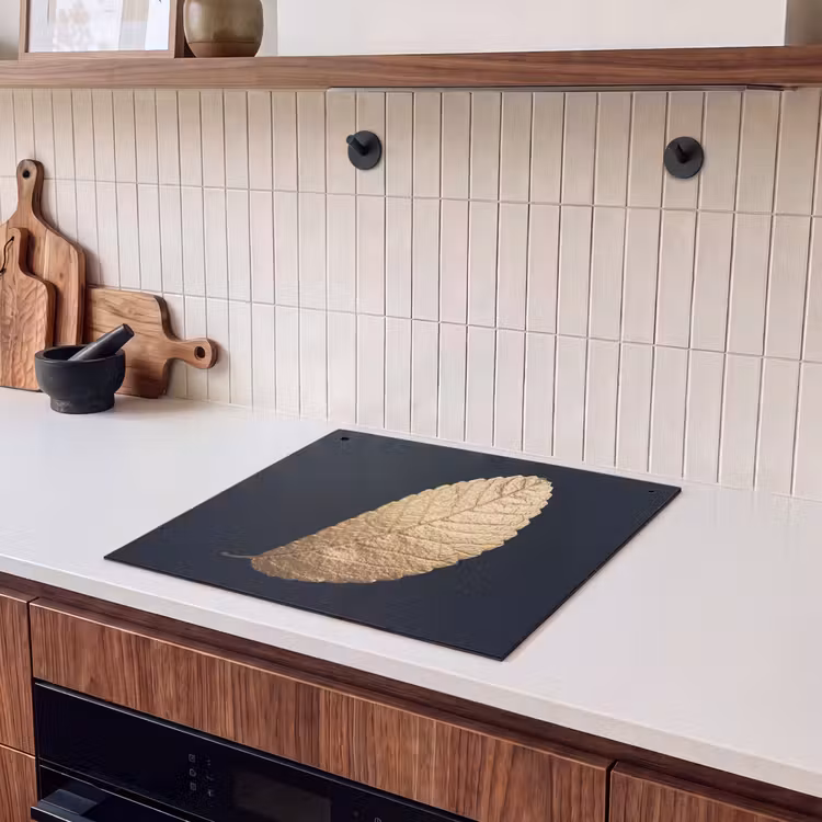 2-in-1 Herdabdeckplatte & Spritzschutz - Eleganz in Gold - Elegantie in goud Inductie beschemer met haakjes middel