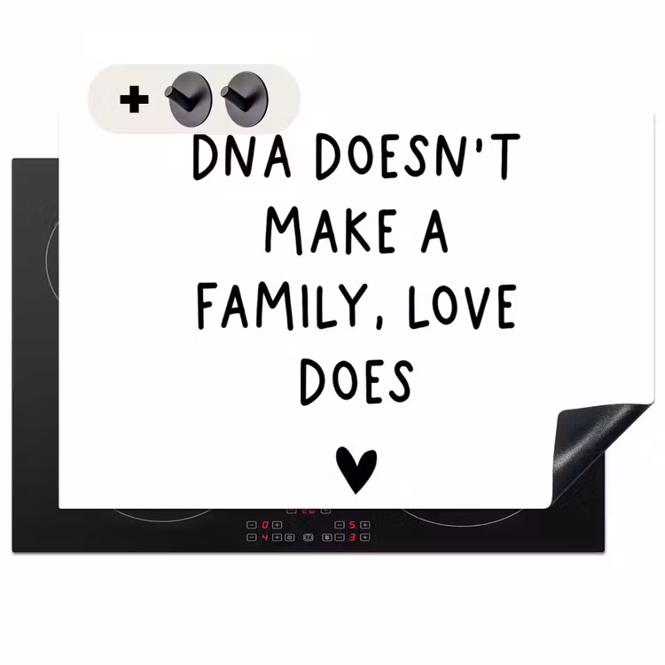 2-in-1 Herdabdeckplatte & Spritzschutz - Englisches Zitat "DNA doesn't make a family, love does" mit einem Herz auf einem weißen Hintergrund - Engelse quote "DNA doesn't make a family, love does" met een hartje op een witte achtergrond Inductie beschemer met haakjes klein