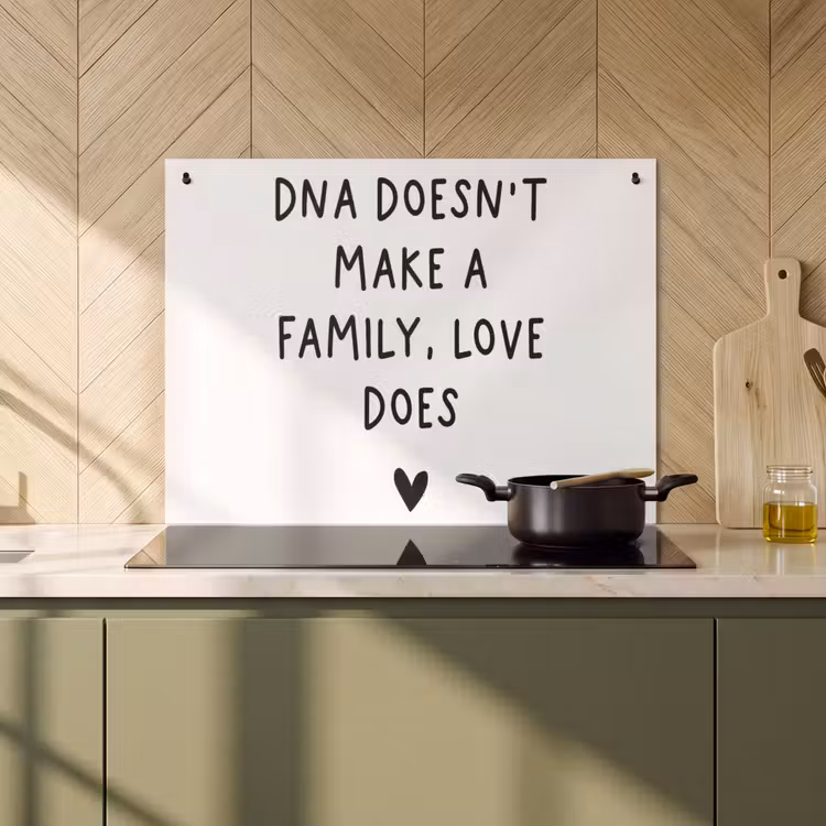 2-in-1 Herdabdeckplatte & Spritzschutz - Englisches Zitat "DNA doesn't make a family, love does" mit einem Herz auf einem weißen Hintergrund - Engelse quote "DNA doesn't make a family, love does" met een hartje op een witte achtergrond Inductie beschemer met haakjes klein