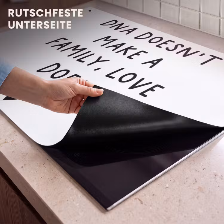 2-in-1 Herdabdeckplatte & Spritzschutz - Englisches Zitat "DNA doesn't make a family, love does" mit einem Herz auf einem weißen Hintergrund - Engelse quote "DNA doesn't make a family, love does" met een hartje op een witte achtergrond Inductie beschemer met haakjes klein