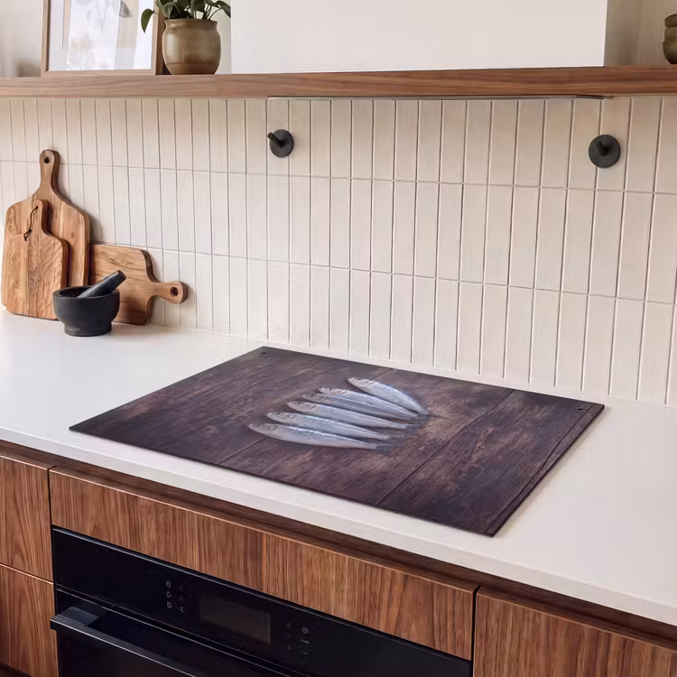 2-in-1 Herdabdeckplatte & Spritzschutz - Fisch – Holz – Essen - Vis - Hout - Eten Inductie beschemer met haakjes klein