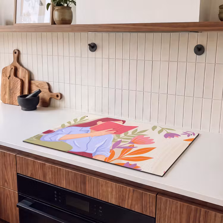Vrouw - Lezen - Thuis - Modern - Bloemen Inductie beschemer met haakjes klein -sfeer1