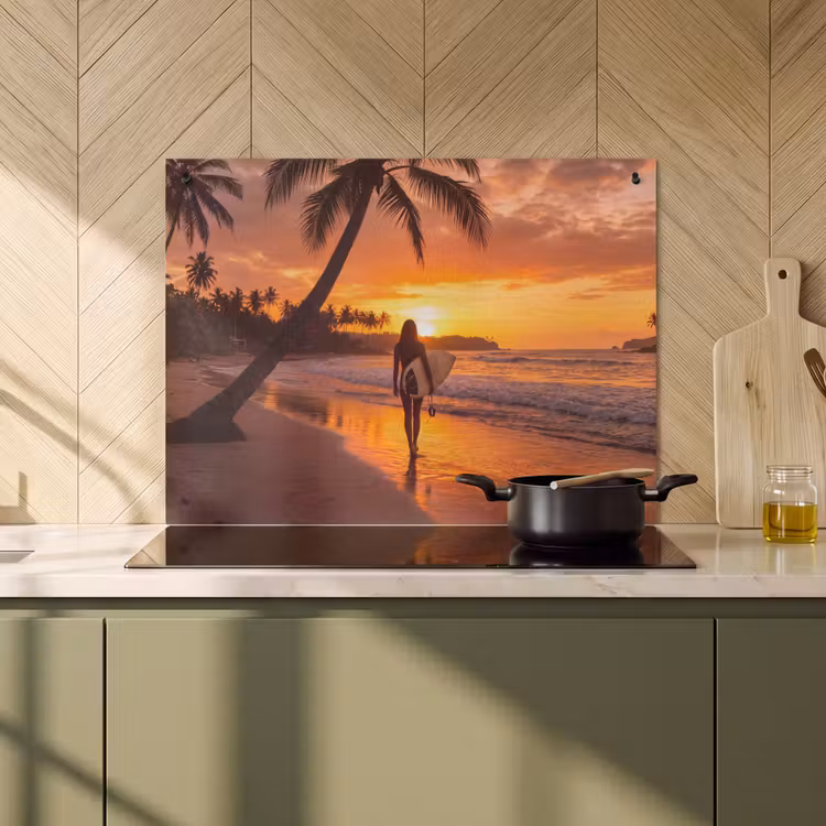 Vrouw - Surfplank - Strand - Zonsondergang - Oranje Inductie beschemer met haakjes klein -sfeer2