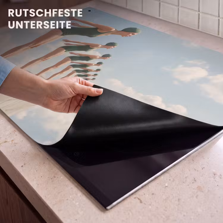 2-in-1 Herdabdeckplatte & Spritzschutz - Frauen – Tauchhaltung – Wolken - Vrouwen - Duikhouding - Wolken Inductie beschemer met haakjes klein