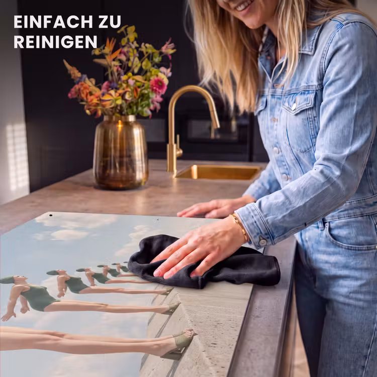 2-in-1 Herdabdeckplatte & Spritzschutz - Frauen – Tauchhaltung – Wolken - Vrouwen - Duikhouding - Wolken Inductie beschemer met haakjes klein