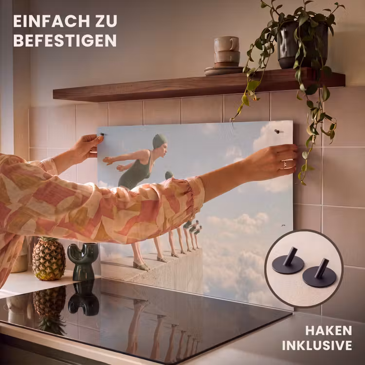 2-in-1 Herdabdeckplatte & Spritzschutz - Frauen – Tauchhaltung – Wolken - Vrouwen - Duikhouding - Wolken Inductie beschemer met haakjes klein