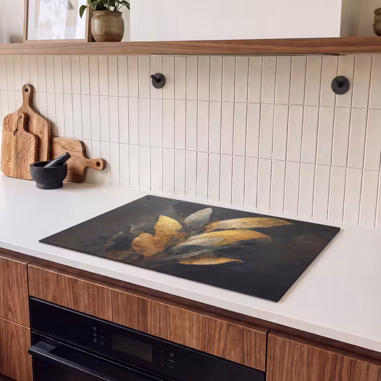 2-in-1 Herdabdeckplatte & Spritzschutz - Golden Leaf Komposition - Botanical Luxury - Gouden Bladcompositie – Botanische Luxe Inductie beschemer met haakjes klein