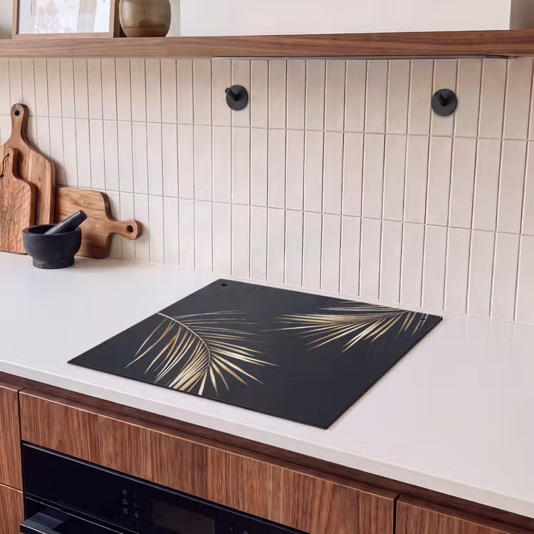 2-in-1 Herdabdeckplatte & Spritzschutz - Goldene Eleganz der Tropen - Gouden Elegantie van de Tropen Inductie beschemer met haakjes middel