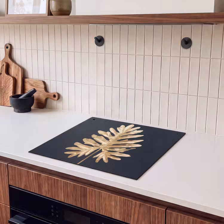 2-in-1 Herdabdeckplatte & Spritzschutz - Goldenes Monstera-Blatt - Gouden Monstera Majesteit Inductie beschemer met haakjes middel