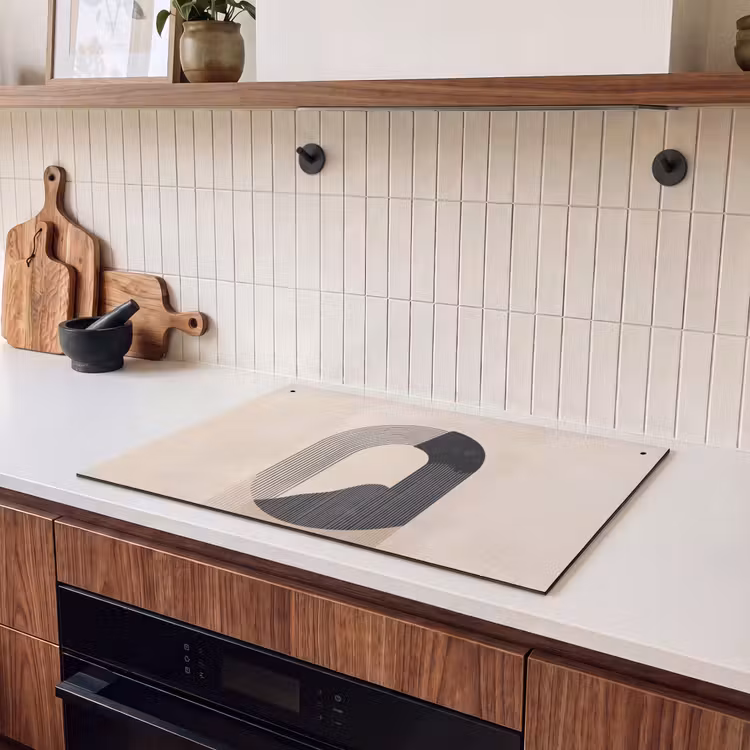 2-in-1 Herdabdeckplatte & Spritzschutz - Grafisches geschwungenes Muster - Beige - Grafisch gebogen motief - Beige Inductie beschemer met haakjes klein