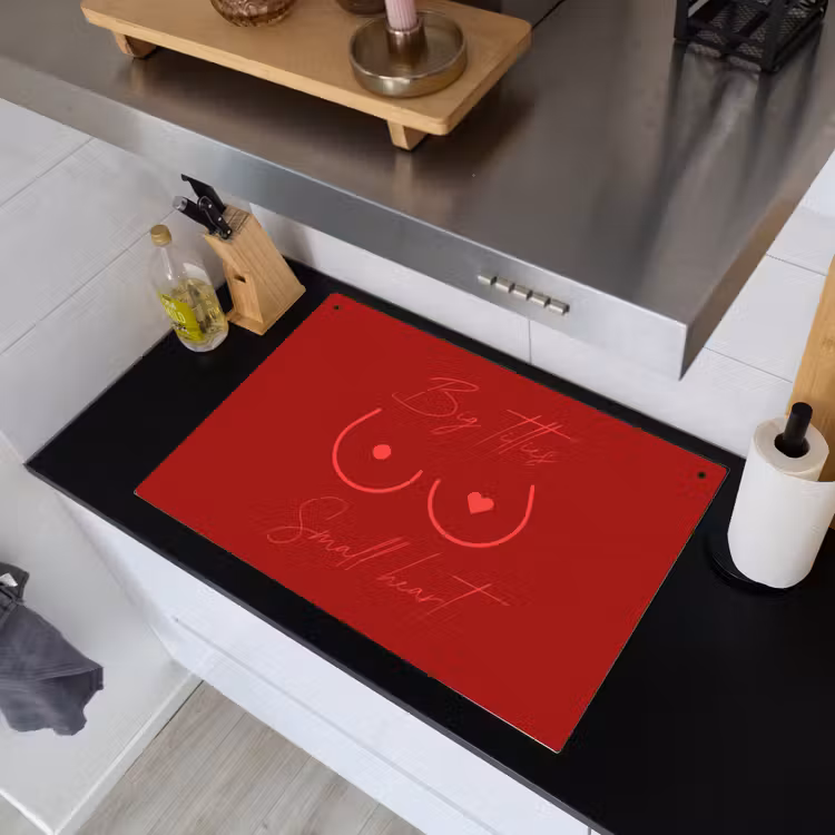 Big titties small heart - Rood - Hart Inductie beschemer met haakjes klein -sfeer1