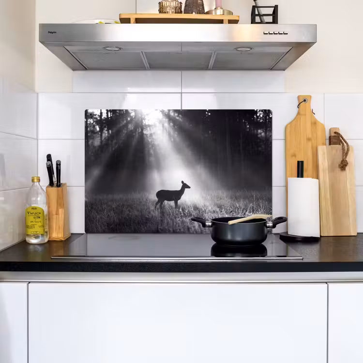 Hert - Bos - Zonnestralen - Zwart-wit - Natuur Inductie beschemer met haakjes klein -sfeer2