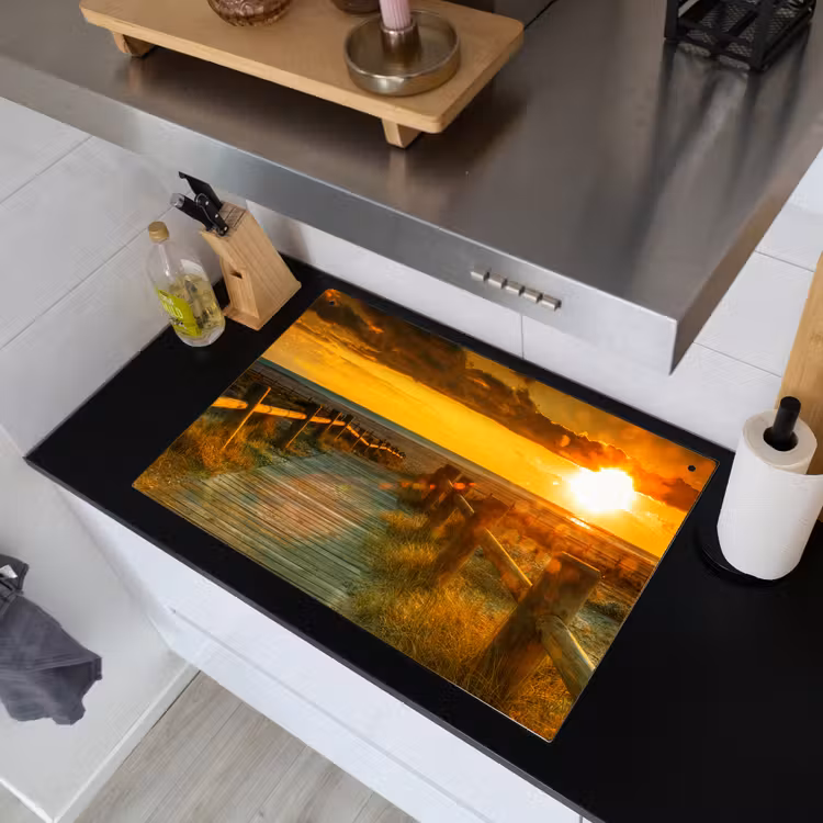 2-in-1 Herdabdeckplatte & Spritzschutz - Hölzerner Pfad zum Sonnenuntergang - Houten Pad naar de Zonsondergang Inductie beschemer met haakjes klein